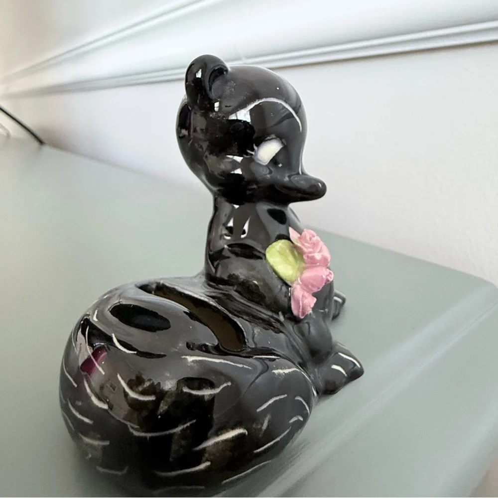 Vintage skunk with roses and slit in tail